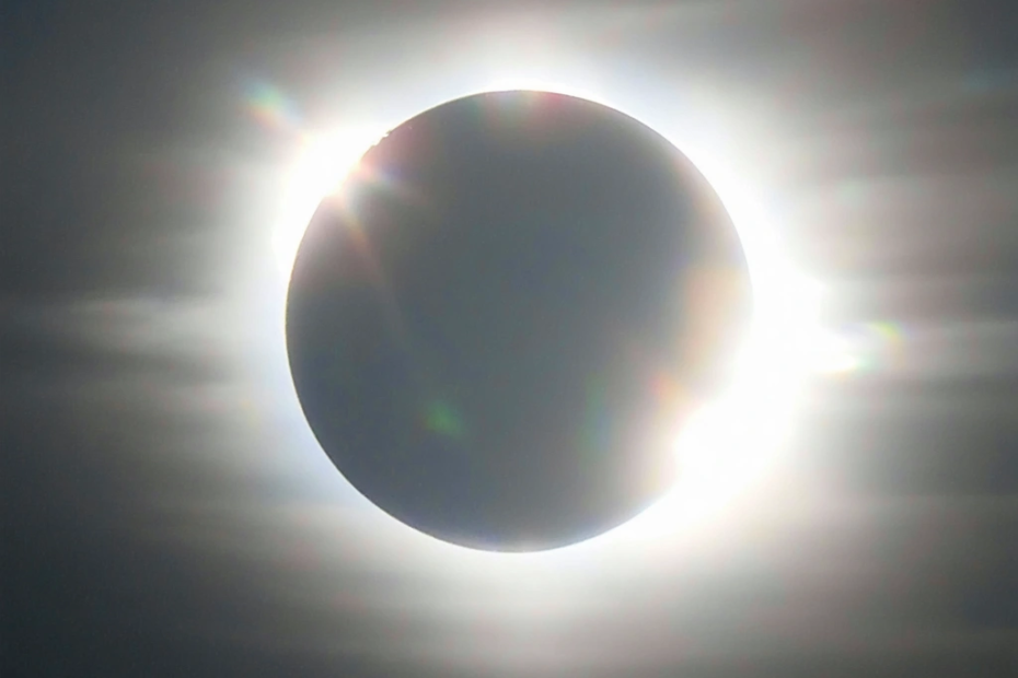 Spektakuläres Himmelsereignis: Die totale Sonnenfinsternis