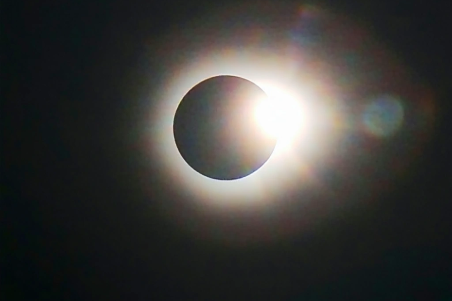 Spektakuläre Sonnenfinsternis: Ein kosmisches Schattenspiel
